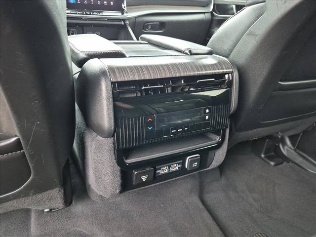 Used 2024 Jeep Wagoneer L Series II w/ Flexible Seating Group AWD/4WD image 17