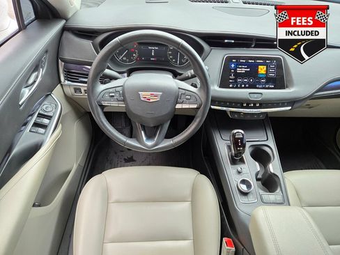 Used 2023 Cadillac XT4 Luxury w/ Cold Weather Package FWD image 9