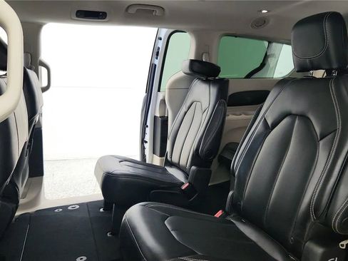 Used 2023 Chrysler Pacifica Touring-L FWD image 31