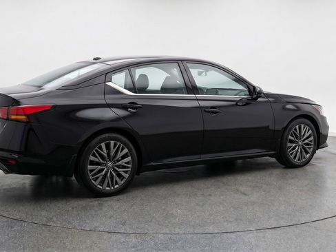 Used 2025 Nissan Altima 2.5 SV FWD image 9