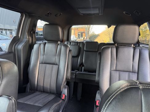 Used 2014 Chrysler Town & Country S image 11