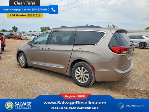 Used 2017 Chrysler Pacifica Touring-L FWD image 3