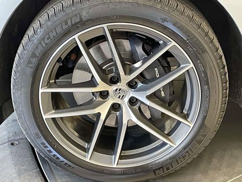 Used 2025 Porsche Macan image 11