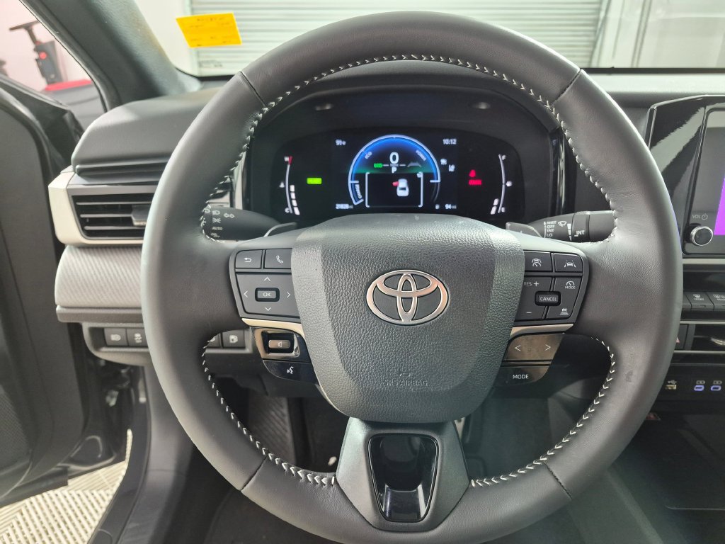 Used 2025 Toyota Camry SE FWD image 13