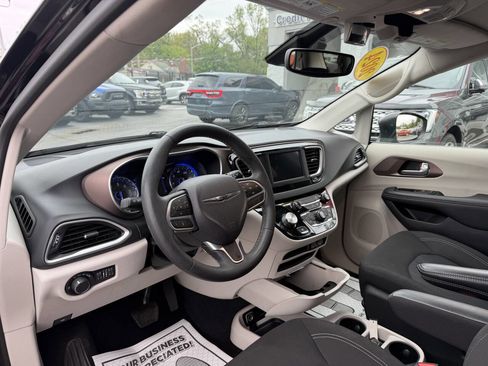 Used 2024 Chrysler Voyager LX FWD image 11
