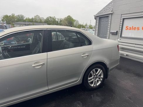 Used 2010 Volkswagen Jetta TDI FWD image 5