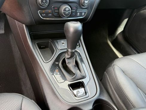 Used 2019 Jeep Cherokee Limited FWD image 19