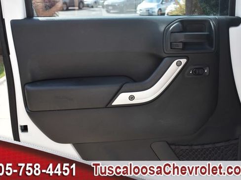 Used 2018 Jeep Wrangler Unlimited Sahara w/ Connectivity Group AWD/4WD image 19
