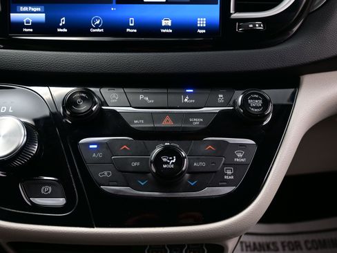 Used 2024 Chrysler Pacifica Touring-L FWD image 20