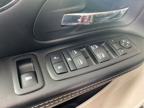 Used 2016 Chrysler Town & Country Touring w/ Driver Convenience Group image 20