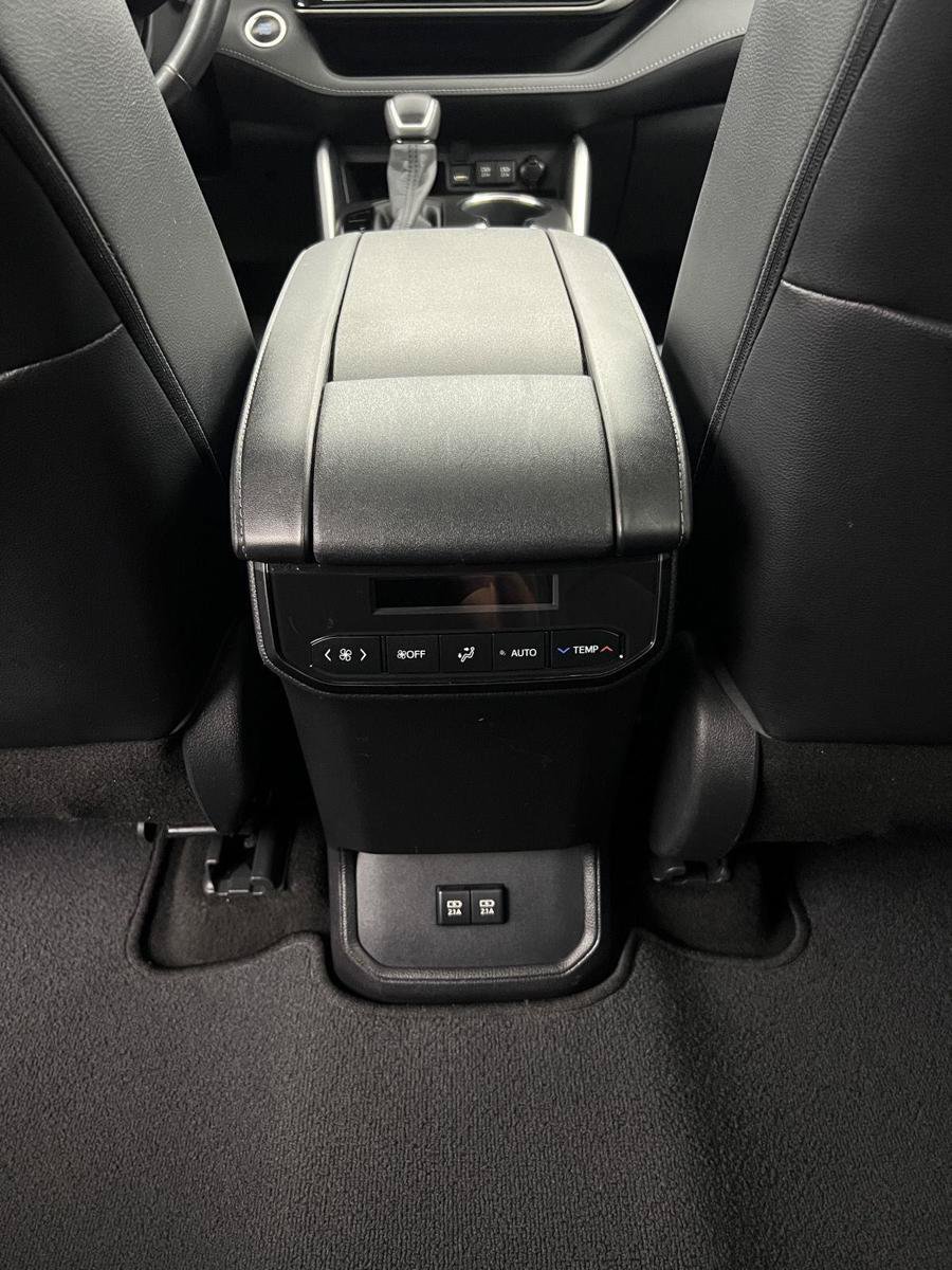 Used 2020 Toyota Highlander XLE FWD image 21