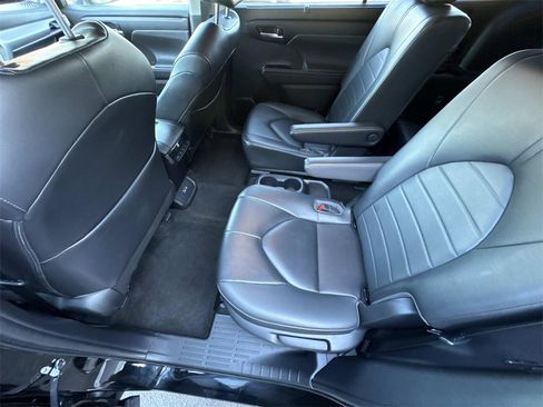 Used 2023 Toyota Highlander XLE image 18
