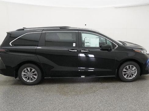 New 2026 Toyota Sienna XLE image 25