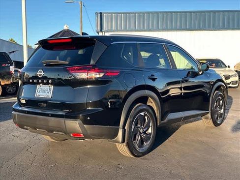 Used 2025 Nissan Rogue SV w/ SV Premium Package image 3