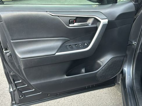 Used 2021 Toyota RAV4 XLE w/ Convenience Package FWD image 11