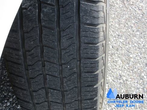 Used 2022 Chrysler Voyager LX image 4