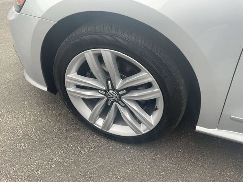 Used 2017 Volkswagen Passat 1.8T SE FWD image 9