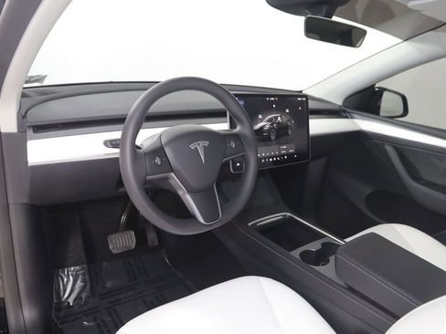 Used 2025 Tesla Model Y Long Range image 25