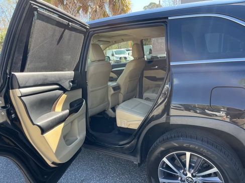 Used 2017 Toyota Highlander XLE FWD image 22