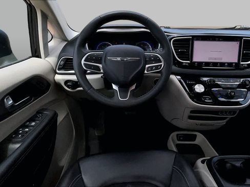 Used 2023 Chrysler Pacifica Touring-L FWD image 5