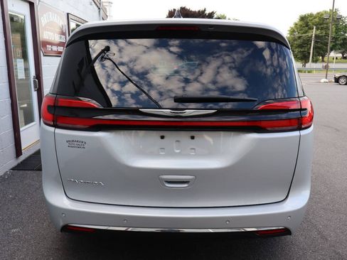 Used 2024 Chrysler Pacifica Touring-L FWD image 3