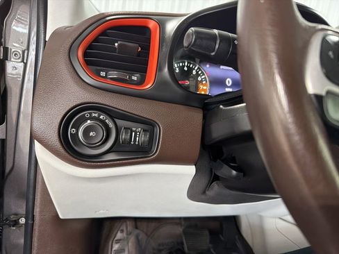 Used 2017 Jeep Renegade Limited w/ Safety & Security Group AWD/4WD image 32