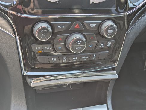 Used 2021 Jeep Grand Cherokee Limited w/ Premium Lighting Group AWD/4WD image 23