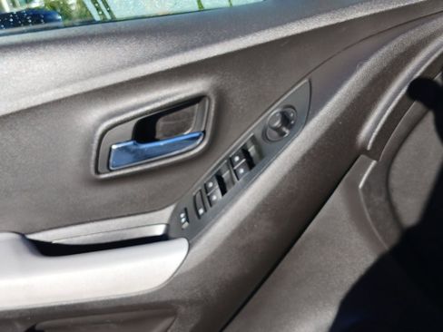 Used 2018 Chevrolet Trax LT w/ LT Convenience Package image 17