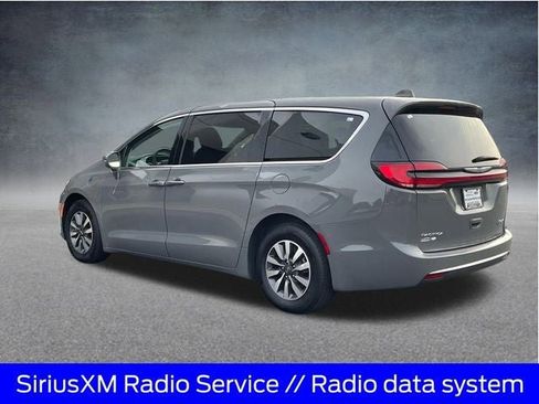 Used 2022 Chrysler Pacifica Touring-L image 6