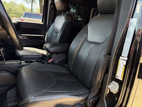 Used 2018 Jeep Wrangler Unlimited Sahara AWD/4WD image 23