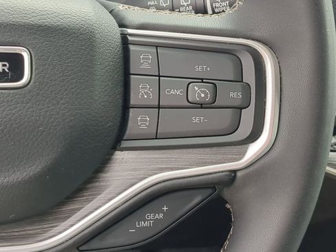 Used 2023 Jeep Wagoneer L Series II AWD/4WD image 25