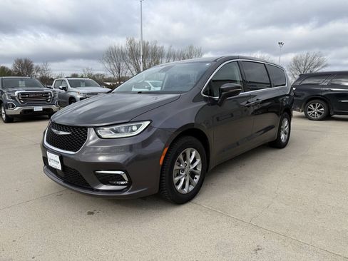 Used 2023 Chrysler Pacifica Touring-L AWD/4WD image 2