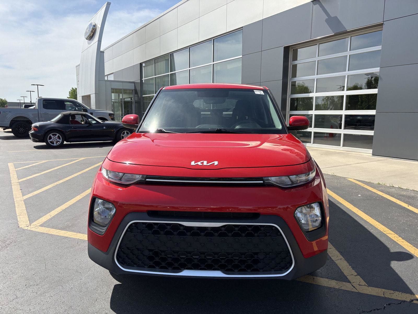 Used 2022 Kia Soul LX FWD image 2