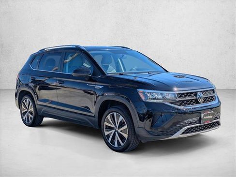 Used 2022 Volkswagen Taos SE image 3