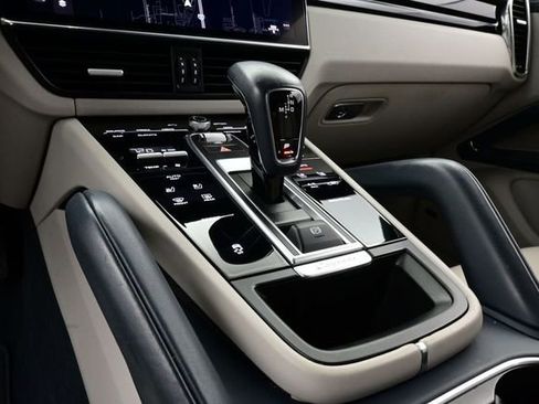 Certified 2022 Porsche Cayenne Platinum Edition AWD/4WD image 11