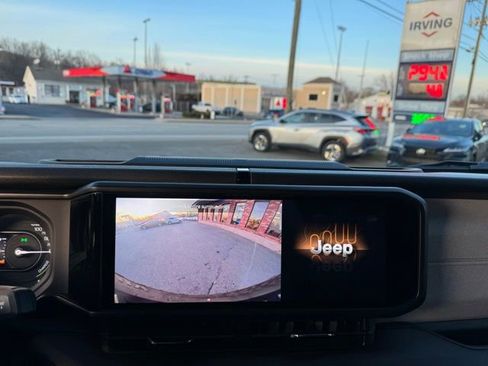 Used 2024 Jeep Wrangler Unlimited AWD/4WD image 23