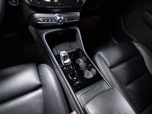 Certified 2025 Volvo XC40 B5 Plus image 9