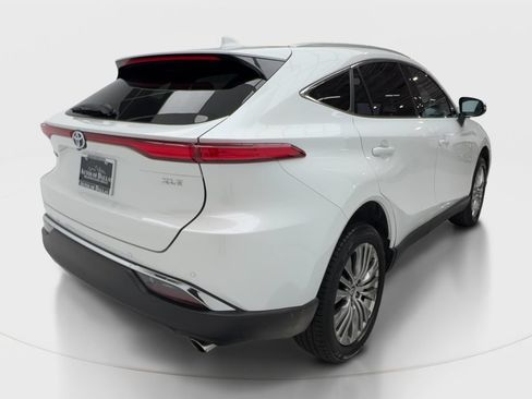Used 2024 Toyota Venza XLE AWD/4WD image 7