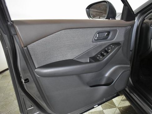 Used 2023 Nissan Rogue S image 7