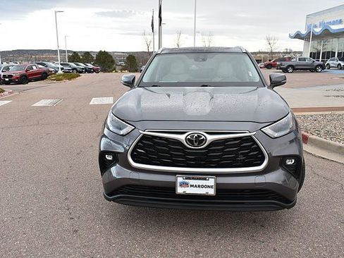 Used 2022 Toyota Highlander XLE image 2