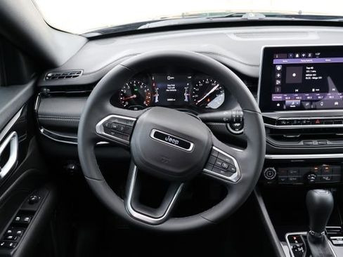 Used 2024 Jeep Compass Latitude image 11