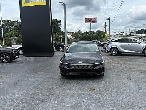 Used 2025 Hyundai Elantra SEL FWD image 2