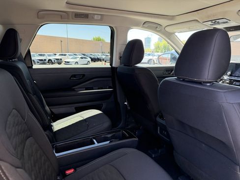 Used 2025 Nissan Pathfinder SV w/ SV Premium Package FWD image 39