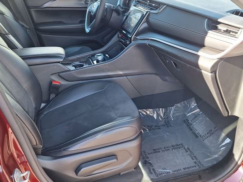 Used 2024 Jeep Grand Cherokee Altitude image 25