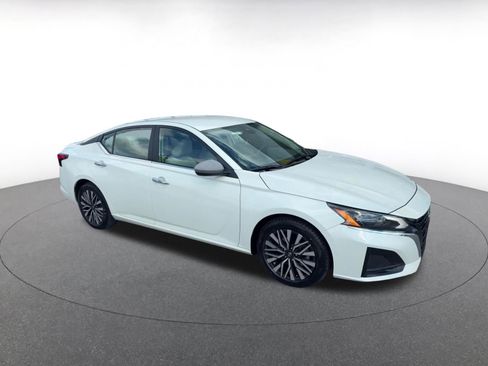 Used 2025 Nissan Altima 2.5 SV FWD image 2