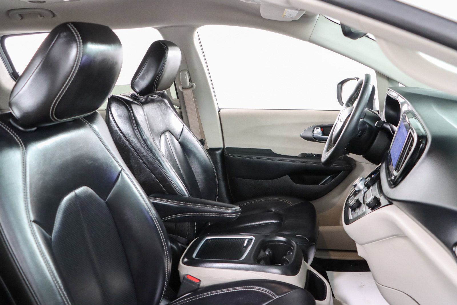 Used 2023 Chrysler Pacifica Touring-L FWD image 27