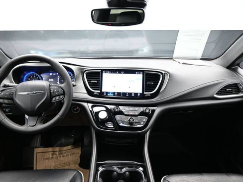 Used 2024 Chrysler Pacifica Limited w/ Uconnect Theater Family Group AWD/4WD image 13