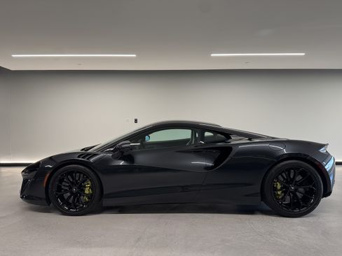Used 2023 McLaren Artura RWD image 1
