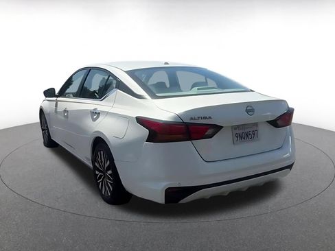 Used 2025 Nissan Altima 2.5 SV FWD image 11