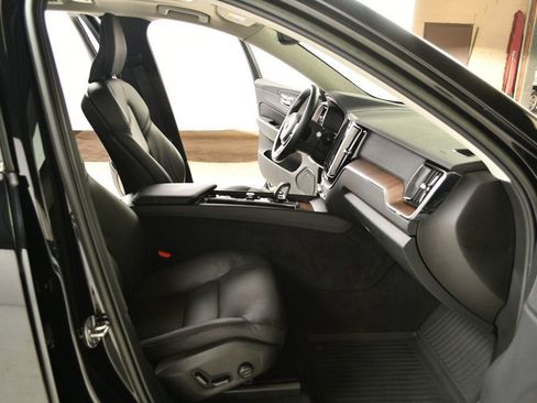 Used 2022 Volvo XC60 B5 Momentum w/ Protection Package Premier image 28